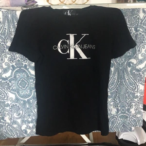 Calvin Klein, Strl XS - Jag säljer en näst intill oanvänd Calvin Klein t-shirt