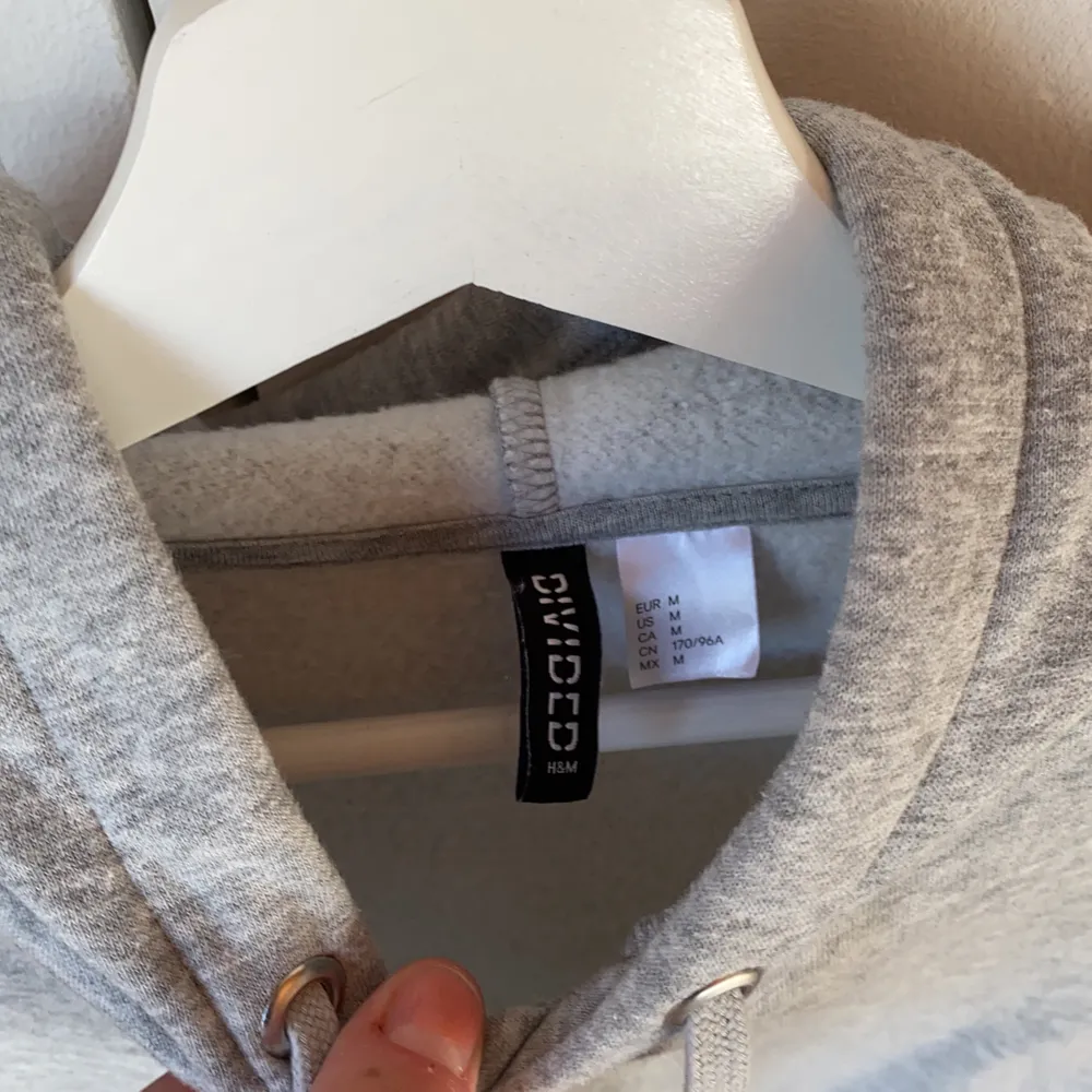 En croppad hoodie från HM, nästan aldrig använd. Den är i storlek M och i fint skick. 50kr + Frakt ☺️. Tröjor & Koftor.