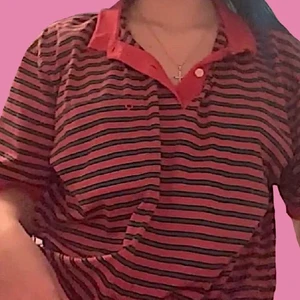 Piké tröja - Begagnad men i superbra skick. strl 42. Sitter oversized på mig som brukar ha 36/s. 50kr + frakt💕