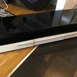 Snygg tv bänk - Svart vit glans med 3 lådor säljs för 1000kr