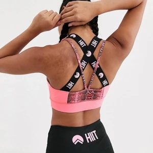 Sport-bh strl S - Oanvänd sport-bh i storlek S med snygg detalj på ryggen. Jätteskön och ger bra stöd. Skulle även kunna passa XS. Köparen står för frakt! 