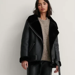 Pälsjacka med skinn - Säljer denna tjockare skinnjackan med päls imitation från nakd. Storlek 36. Superbra skick och helt perfekt i detta väder! Nypris 900kr.