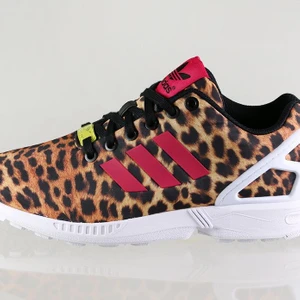 Adidas zx flux leo  - Använda 2 ggr. Storlek 37,5. Gjort rent de så de är fortfarande i väldigt bra skick. Jätte sköna är de men jag får tyvärr inte användning för de, hoppas du kan få det? 👟❤️  Fler bilder kan skickas vid intresse!