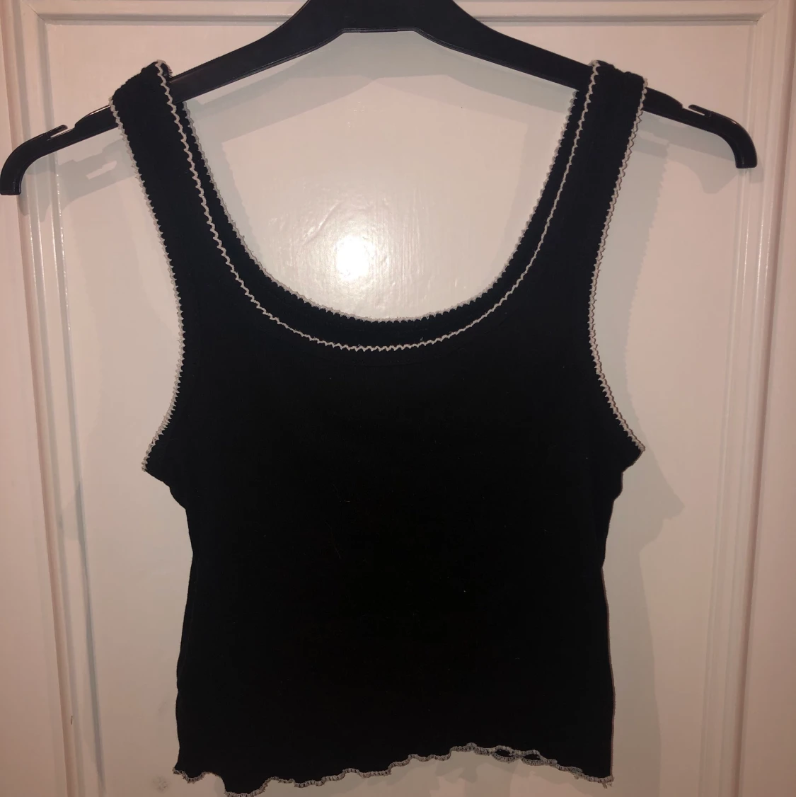 Svart linne med en broderad ros  - 90