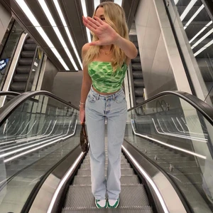 Supersnygg festtopp! - (lånade bilder) Säljer denna super fina festtoppen, i storlek s, men justerbara band så man kan anpassa. Säljer då den ej kommer till användning. Mitt pris 100kr+frakt. Om flera är intresserade blir det budgivning. (Skriv privat för egna bilder). Köps direkt för 180kr+frakt.