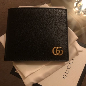 Gucci plånbok äkta  - ✨Äkta läder gucci plånbok aldrig använd, köpt på Vestiaire collective där den genomgått äkthetskontroll har kvitto på mejl ✨ dustbag och orginalbox kommer med 