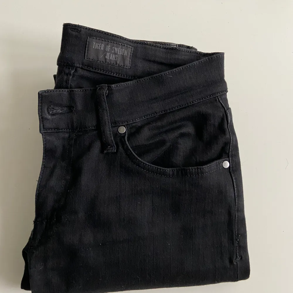 Ett par svarta, tajta, lågmidjade jeans från tiger och Sweden! Väldigt mjuka och sköna i storleken 28/32. Jeans & Byxor.