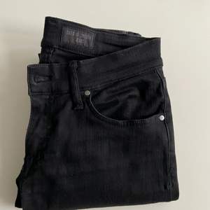 Ett par svarta, tajta, lågmidjade jeans från tiger och Sweden! Väldigt mjuka och sköna i storleken 28/32