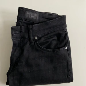 Tiger Of Sweden jeans - Ett par svarta, tajta, lågmidjade jeans från tiger och Sweden! Väldigt mjuka och sköna i storleken 28/32
