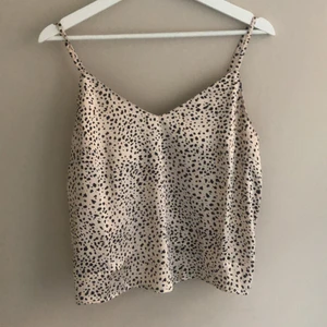 Linne - Jätte fint linne från asos. Aldrig använt. Storlek 38 och man kan ändra längden på axelbanden.