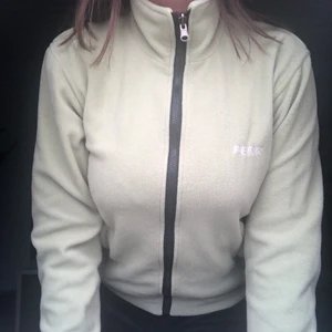 Peak performance fleece - En superfin ljusgrön fleece från Peak Performance, färgen är rätt på andra bilden🥰 köpt second hand men är knappt använd, men känns och ser ut att vara i väldigt bra skick!🥰