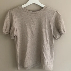 Tshirt - Så fin stickad tshirt från Zara. Storlek M aldrig använd.