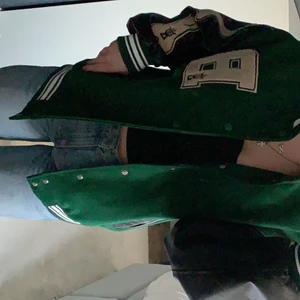 Aelfric Eden Vintage "Bone" PU Flocking Varsity Jacket - Helt ny jacka som är oanvänd och endast testad. Säljes på grund av att jag fick hem i fel storlek. Jag är 161cm och jackan är i storlek M. Skriv för mer bilder eller om ni har några frågor. Köparen står för frakten☺️