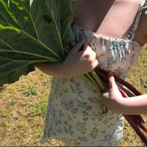 sommarklänning - jättesöt sommarklänning med blommor på. från hm i bra skick. säljs då den är för liten. möts i stockholm🌵