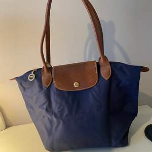 Marinblå Longchamp väska. Använd några gånger men är i mycket fint skick💕
