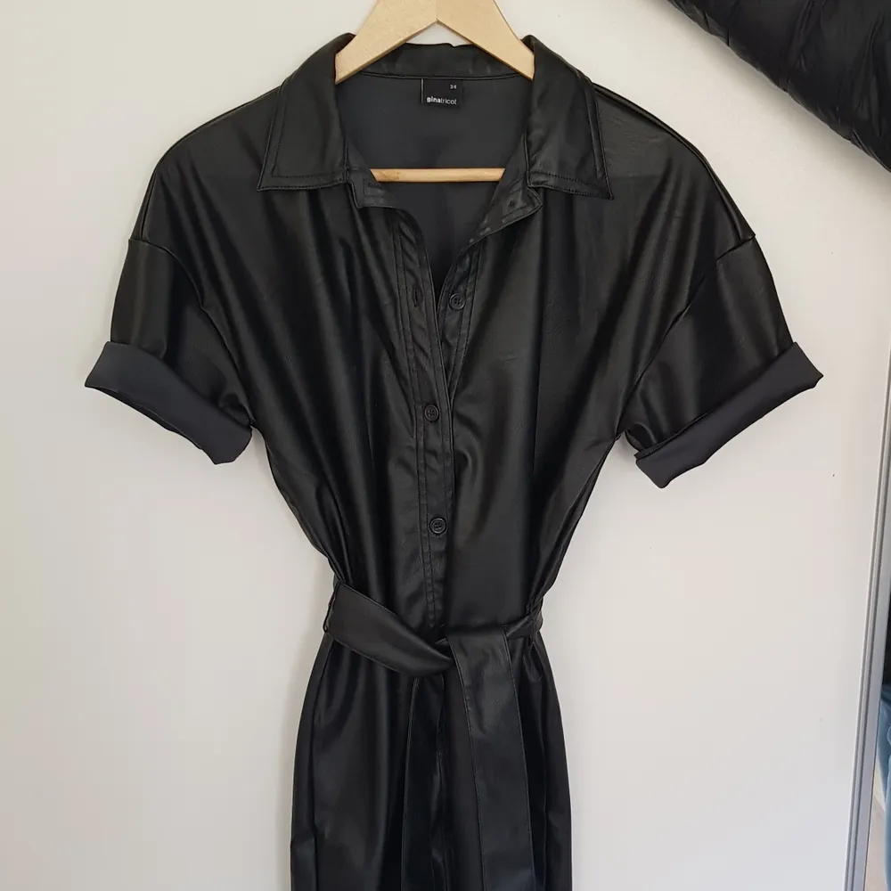 Snygg svart klänning i fake skinnmaterial! Är från ginatrico där den är slutsåld! Använd max en gång och är i ett bra skick!!🥰 Köparen står för frakten. Klänningar.