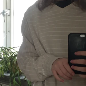 pullover - superfin randig pullover från peak🌲 i bra 2hand skick och strl L 🌛 kommer tyvärr inte till användning men gillar den verkligen !! hör av er vid frågor
