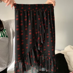 Kjol nakd - Snygg och fräsch kjol nu till sommaren / våren. Köpt från nakd och använd endast 1 gång. Storlek M men passar S-L. 