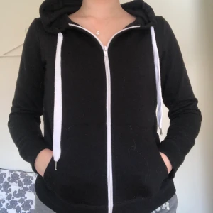 Svart tjocktröja - Dragkedja, luva, fickor