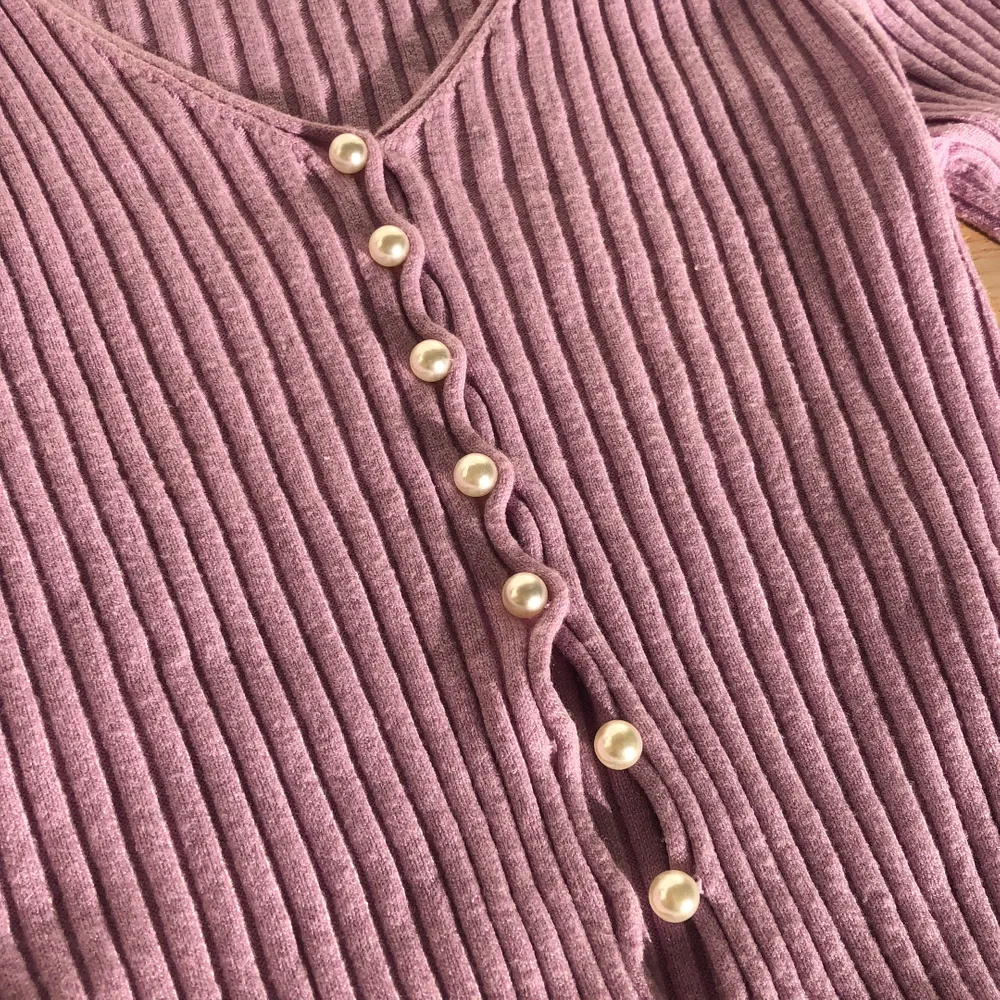 Super gullig lila tröja med pärlor som knappar, använd fåtal gånger då de inte är min stil längre💜. Tröjor & Koftor.