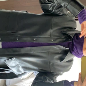 Skinnjacka🖤 - Jättecool skinnimitation jacka från monki. Aldrig använd då det inte är min stil så i nyskick. Perfekt vårjacka. Bara att höra av sig vid frågor eller för fler bilder🥰 (står ej för eventuell frakt) 