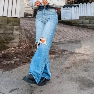 Världens snyggaste jeans - (Lånade bilder) Ska sälja världens snyggaste jeans, dom är wide leg ifrån Gina, finns inte just den modellen kvar. Dom är långa och är därför långa för mig som är ca 163 även om knäna passar . Dom är lite större i stl och skulle säga att dom passar xs-s alltså 32-36. 