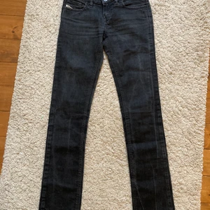 lågmidjade jeans - grå blåa lågmidjade raka diesel jeans! mycket fint skick och inga defekter! har inga bilder på då de är försmå för mig som är en S i byxor! längden passar dock på mig som är 165cm och har en innerbenslängd på 75cm💗💗