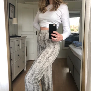 Mango kostymbyxa i ormmönster  - Perfekt byxa till sommar och vår i tunt och luftigt material. Byxorna är från mango och finns ej kvar i butik. Storlek S men insydda i midjan. Skulle säga att dem passar S/M eftersom att baksidan är i resor. Jag är 172 cm.