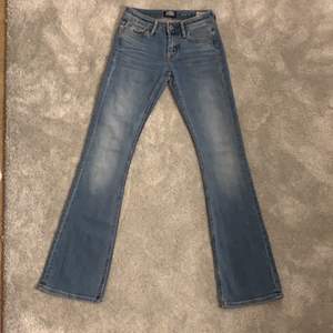 Galet snygga Crocker low waisted boutcut jeans. Säljer p.g.a att de är för små för mig tyvärr. De är verkligen perfekta och passar till så mycket. Säljer för 300kr+frakt!💞❤️🙏🏼💗