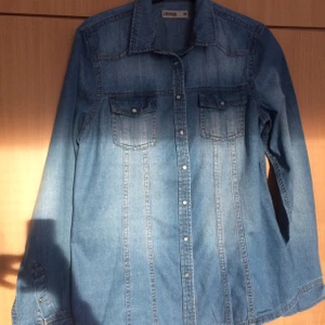 Jeansskjorta - Jeansskjorta storlek 42 och passar även storlek 40