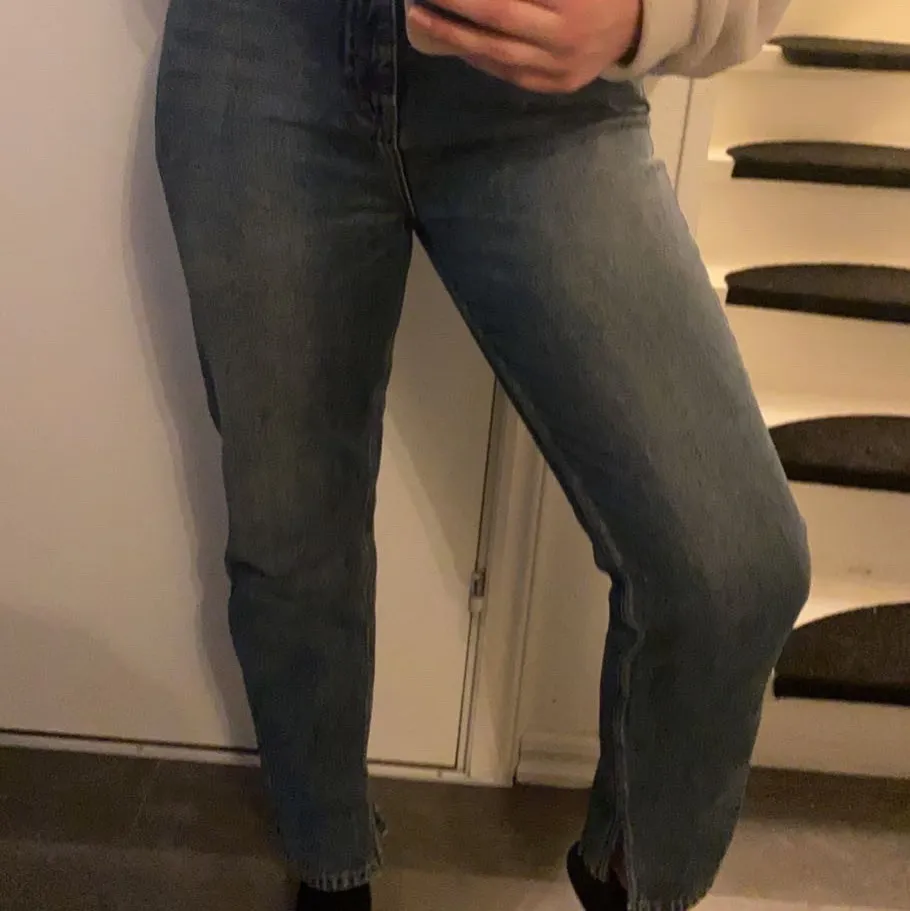 Blåa mom jeans med slits på insidan på båda benen från märket LTB. Skulle säga strl S, då dom är insydda i midjan men det går att sprätta upp lätt.🥰  nypris 700kr. Jeans & Byxor.