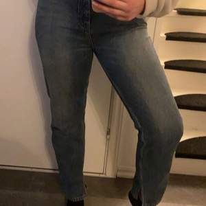 Blåa mom jeans med slits på insidan på båda benen från märket LTB. Skulle säga strl S, då dom är insydda i midjan men det går att sprätta upp lätt.🥰  nypris 700kr