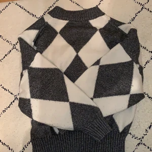 Sweatshirt - Sweatshirt som knappt är använd från H&M. Storlek XL (jag har i vanliga fall S och bär denna som en oversized tröja). Frakt tillkommer 