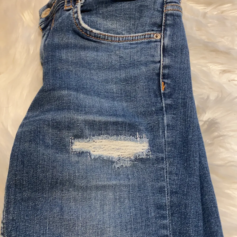 Slitna jeans från Gina tricot i storlek S. Använd några gånger. Köparen står för frakten . Jeans & Byxor.