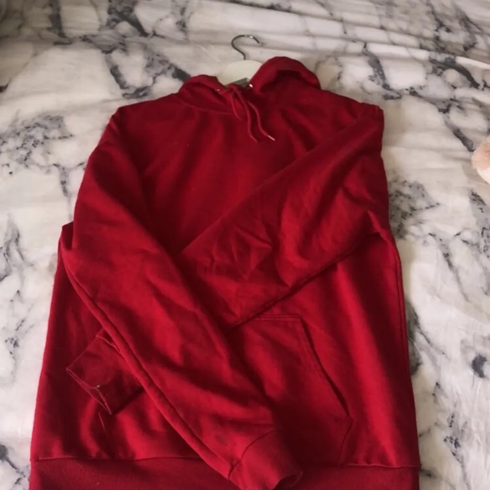Röd hoodie från stay i storlek XS som inte kommer till användning. Köpt för 200 från en tjej här på plick och säljer för 120kr! Frakt tillkommer💕. Hoodies.