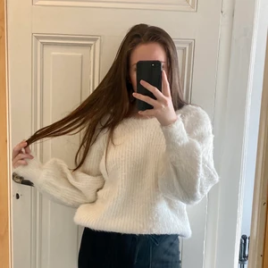 Fluffig vit tjocktröja med djup rygg  - ”Fluffig” vit tröja med djupare skurning på ryggen samt med en ”veckad” detalj på ryggen. Använd ett fåtal gånger så bra kvalite. Passar S-M, eventuellt L. Super mysig 🥰 Köparen står för frakt. 