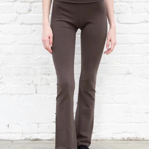 Brandy Melville byxor - Säljer mina brandy Melville byxor som är helt nya använda en gång köptes i lördags men de satt inte så bra så bestämde mig för att sälja dom. Är väldigt stretchiga så skulle säga att de passar xs/s/m 🥰