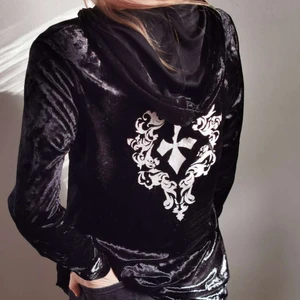 Blanksvart hoodie - Något liten i storleken. Polyester