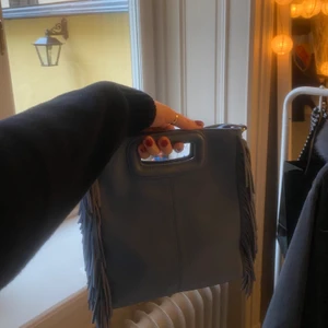 Maje väska! - Säljer min fina Maje väska köpt på NK! Det är i den större modellen och har en jätte fin unik blå färg💞passar till mycket och är perfekt i storleken. Dustbag ingår😇 Köpt för 3000 kr och säljer för 900 kr! 
