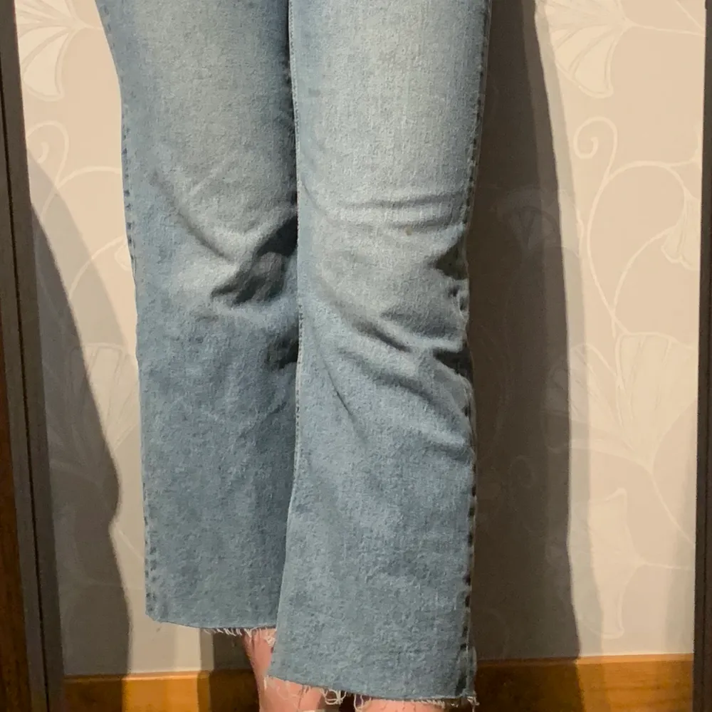 Modell: 172cm och vägen 60kg. En jeansmodell med lite kortare i ben, hög midja, utsvängda ben. Först till kvarn gäller. Ingen budgivning sker på min profil.. Jeans & Byxor.