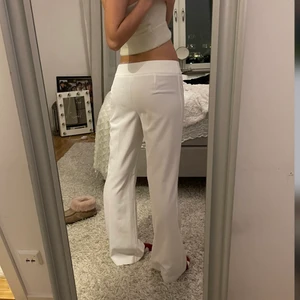 Kostymbyxor - Lågmidjade kostymbyxor i vitt😍 Perfekta till våren och sommaren!! jag är 176 cm!