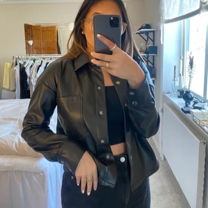 Skinn skjorta - ASOS - Jättefin skinnskjorta, nästan helt oanvänd och kommer tyvärr aldrig till användning. Köpte den från Asos från märket Noisy May. Frakt tillkommer om man inte kan mötas upp i Växjö eller Emmaboda.