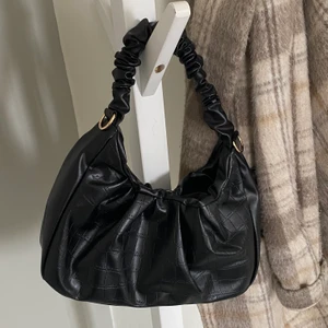 Superfin väska - Jättefin axelremsväska! Det tillkommer även ett längre band 