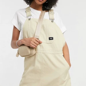beige hängselklänning  - en as najs hängselklänning från dr.denim. den har används en gång så den är i nyskick! 💕💕 köparen står för frakt!  nypris 699kr 💕