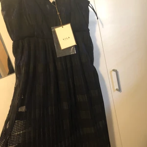 Klännig Märket Vila - Snygg marinblå klänning i storlek M , helt ny med prislapp. Köparen för frakt. Kom med Bud från 400 kr 