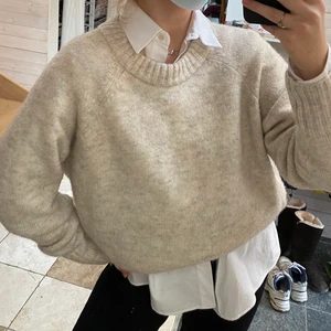 stickad tröja 🤍 - Sjukt fin och varm stickad. Sparsamt använd och passar perfekt över en skjorta. Det är en XL, jag är en S och på mig är den så snygg oversized 🤍🌙