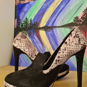 Oanvända högklackat  - Nypris: 1499 kr. Säljer då jag ej använder högklackat längre. Storlek 40