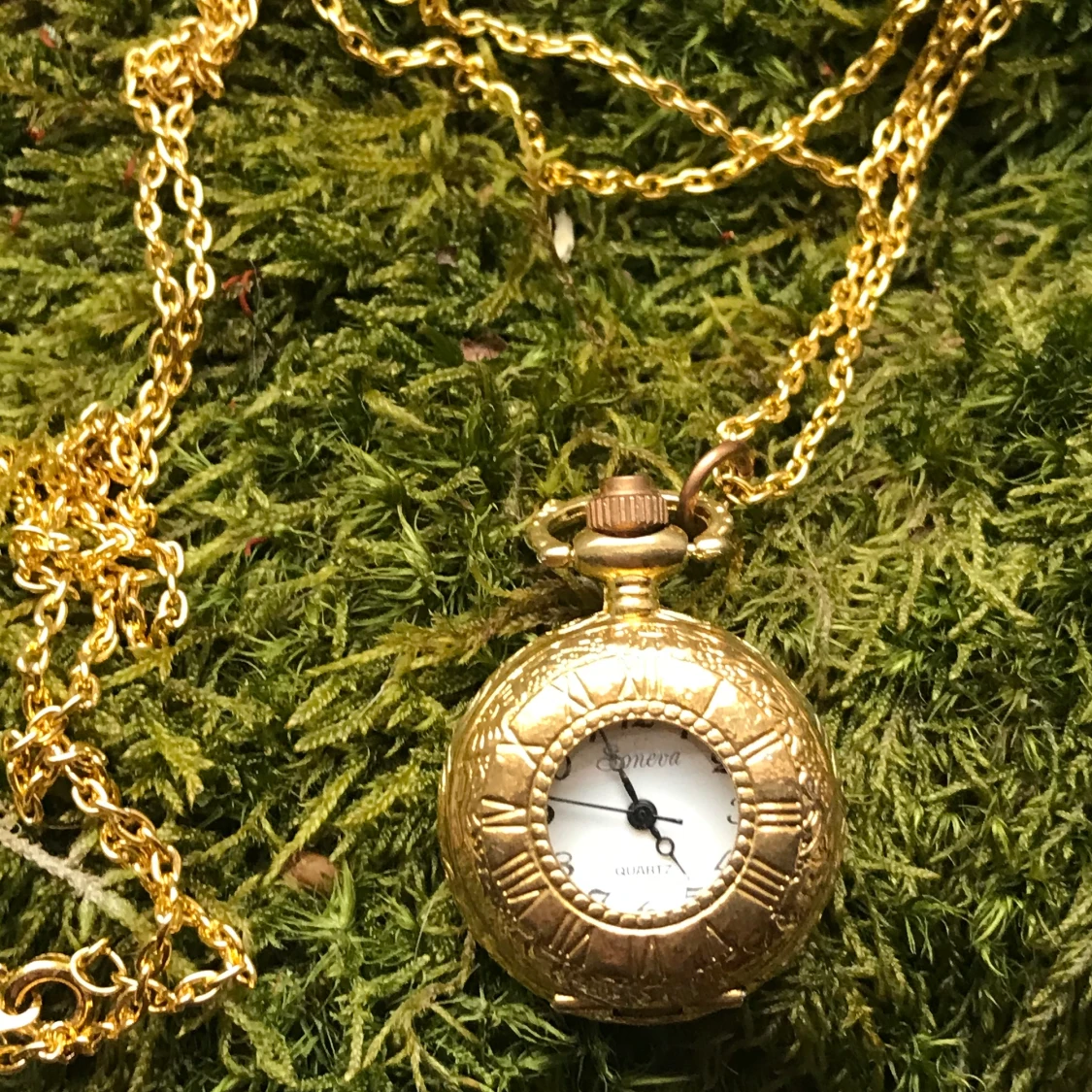 Guldigt klock smyckeđ