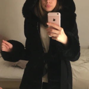 päls jacka  - en svart päls jacka