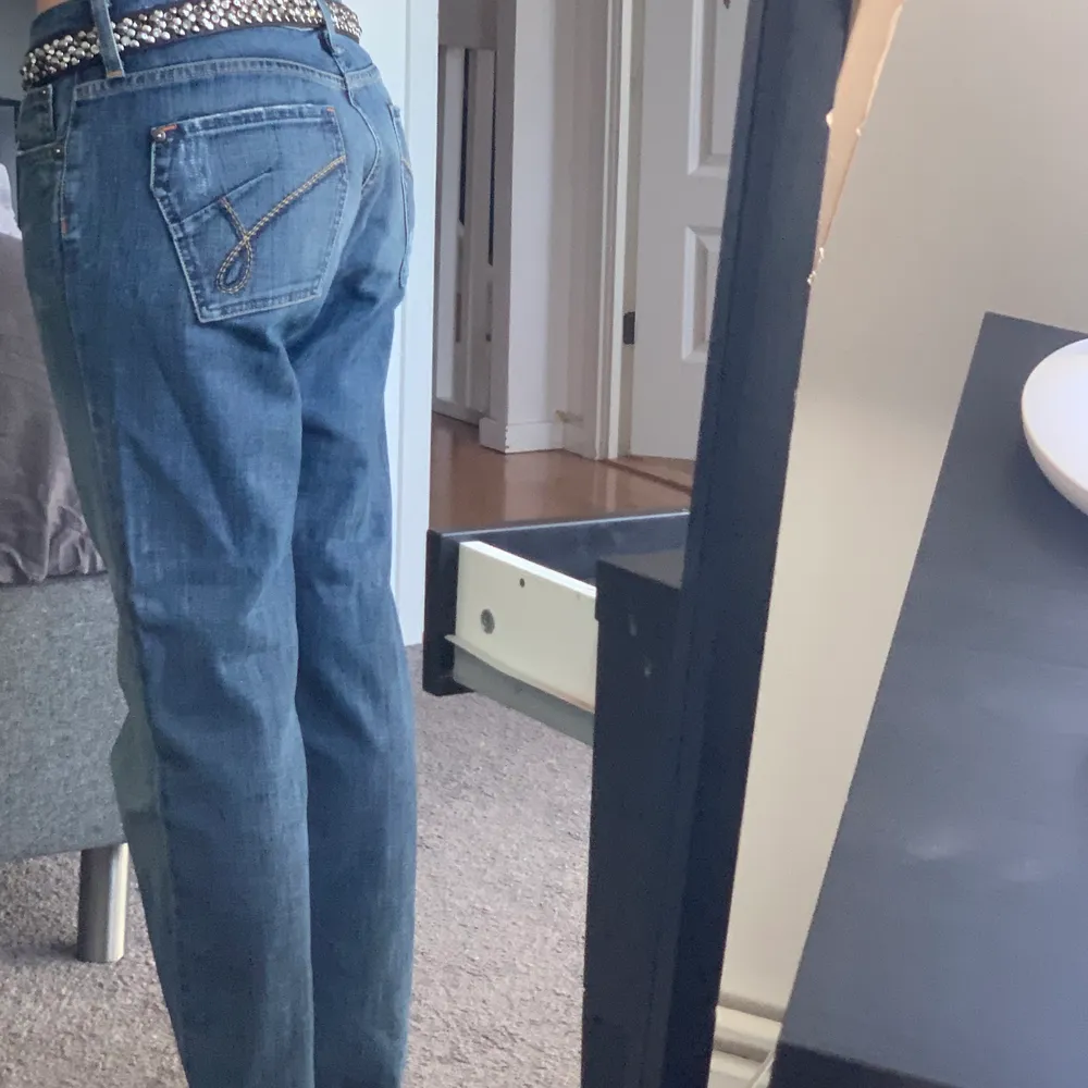 Lågmidjade jeans köpta second hand ❤️ passar s  jag är 170 cm lång. Jeans & Byxor.